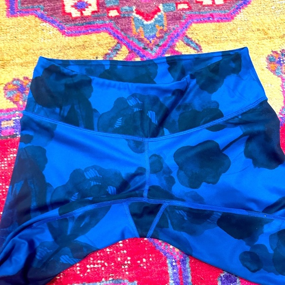 LULULEMON blue/black floral leggings sz 6 - Picture 3 of 9
